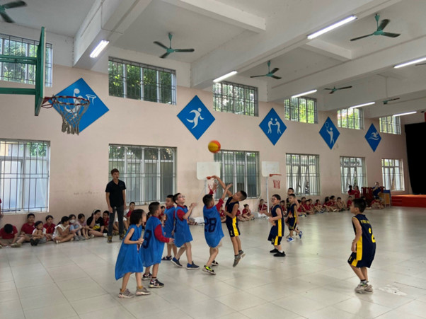 Trường Tiểu học Ba Đình: Học sinh khối 2 hào hứng với giải thi đấu bóng rổ của nhà trường.