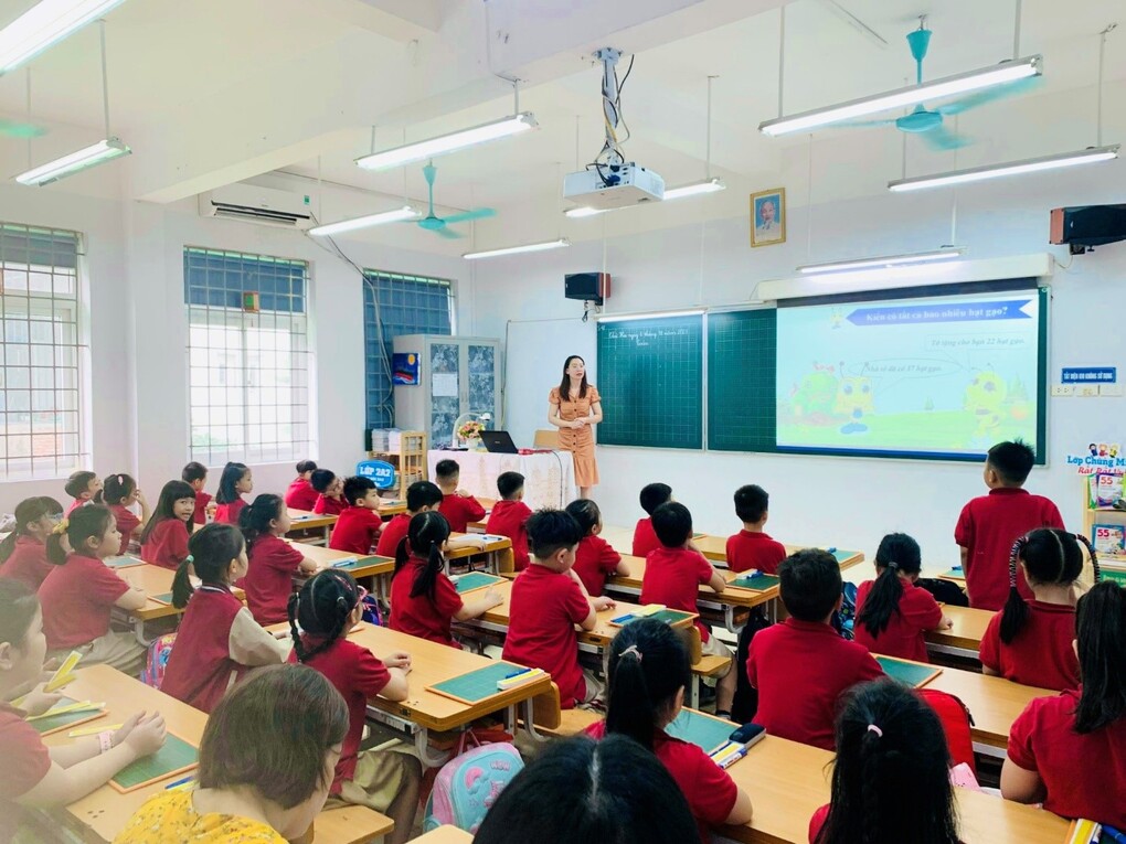 Tiết dạy Chuyên đề môn Toán lớp 2A2 - Hiệu quả của ứng dụng công nghệ trong dạy học của cô giáo Trần Thị Hồng Minh