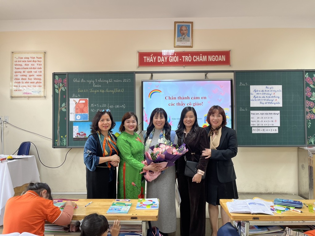 Cô giáo Hoàng Thị Thanh Xuân tham dự Hội thi Giáo viên dạy Giỏi cấp Tiểu học quận Ba Đình năm học 2023 - 2024