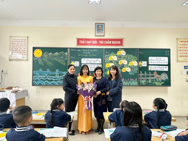 Cô giáo Nguyễn Thị Hương tham dự Hội thi Giáo viên dạy Giỏi cấp Tiểu học quận Ba Đình năm học 2023 - 2024