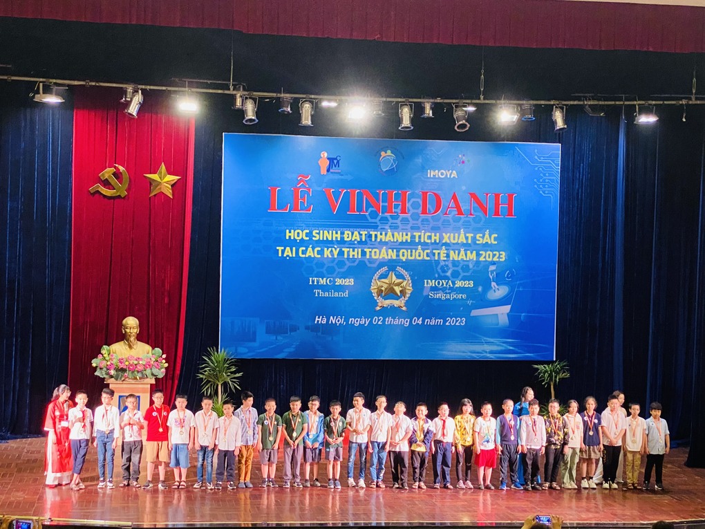 Học sinh Hoàng Trung Anh (5A2) và Nguyễn Hoàng Giang (5A3) được vinh danh tại Lễ vinh danh học sinh đạt thành tích xuất sắc tại các kỳ thi Toán quốc tế năm 2023.