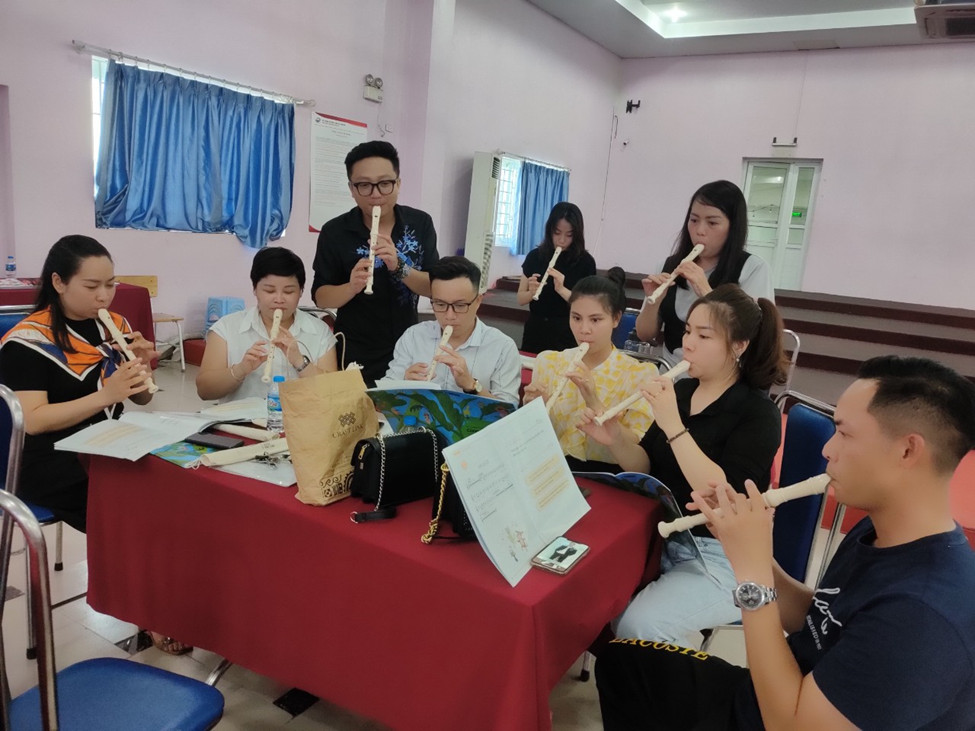 Giáo viên trường Tiểu học Ba Đình tham gia tập huấn sử dụng sáo Recorder và kèn phím trong giảng dạy môn Âm nhạc