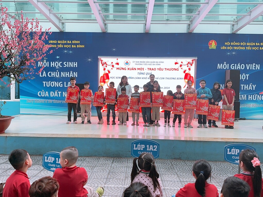 Trường Tiểu học Ba Đình tặng quà cho học sinh có hoàn cảnh khó khăn và con gia đình thương binh nhân dịp Tết Nguyên Đán 2024
