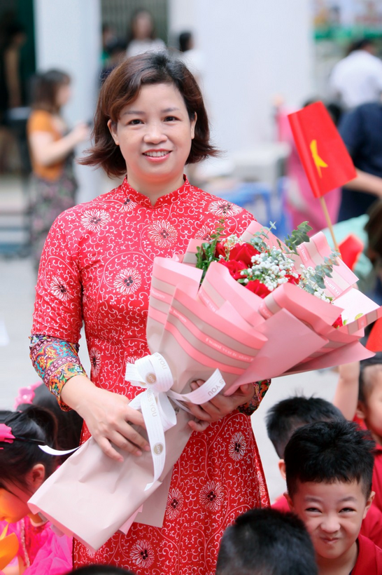 A person holding flowers and smiling

Description automatically generated
