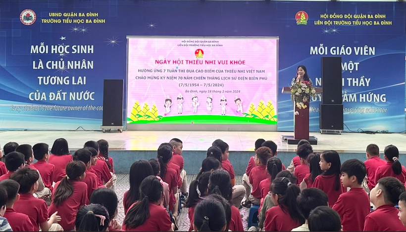 A person giving a presentation to a group of children

Description automatically generated