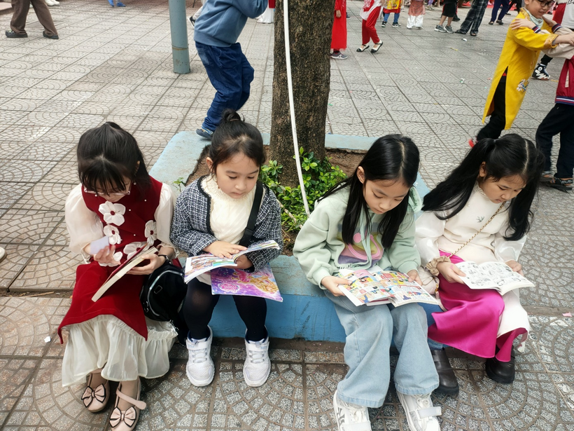 A group of girls sitting on a bench

Description automatically generated