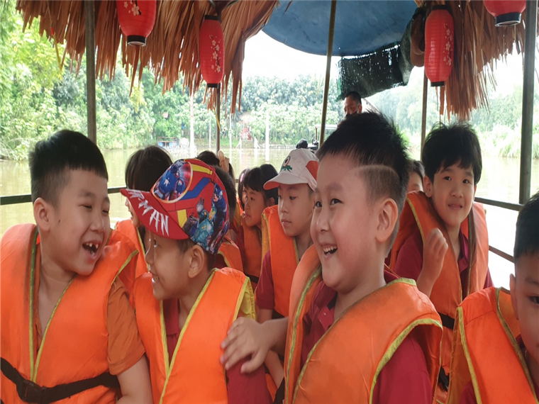 A group of children wearing life jackets

Description automatically generated